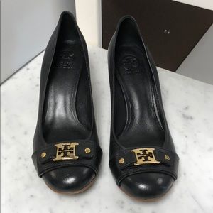 BLACK TORY BURCH WEDGES SIZE 10.5 w gold logo
